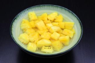 菠萝去皮，切小块，并用盐水浸泡10分钟；