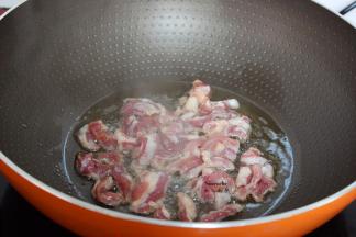 热锅，倒油，炒酥猪肉，起锅；