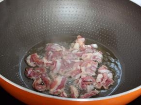 热锅，倒油，炒酥猪肉，起锅；