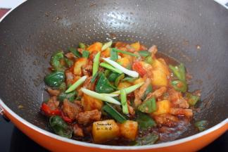 生粉勾芡，放蒜、盐炒均收汁即可