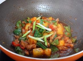 生粉勾芡，放蒜、盐炒均收汁即可