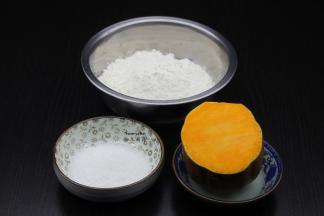 准备食材：面粉、南瓜、白砂糖、酵母等。
