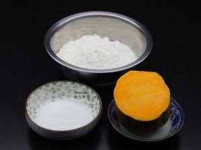 准备食材：面粉、南瓜、白砂糖、酵母等。