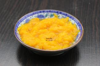 南瓜去皮，蒸熟，压成南瓜泥；