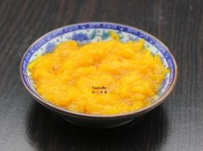 南瓜去皮，蒸熟，压成南瓜泥；