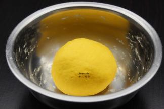 80克面粉、50克南瓜泥、10克白砂糖、1克酵母、适量温水拌均揉成光滑面团；PS：不喜欢吃甜的可以不加白砂糖。