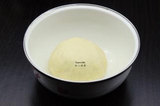 100克面粉、1克酵母，10克白砂糖、加适量温水拌均，揉成光滑面团；PS：酵母品牌不同用量不同。