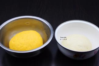 二种面团分别放置，让其发酵至原来的二倍大；PS：温度不同，发酵时间略有不同；