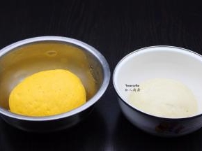 二种面团分别放置，让其发酵至原来的二倍大；PS：温度不同，发酵时间略有不同；