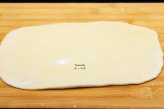 发酵好白面团，再次揉，排气，擀成大大的薄薄面皮；