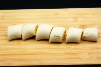 压实，卷起，再轻轻的压实；用刀切成六等份；