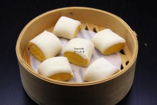 切好的馒头胚，用手稍微压实；放入蒸笼中，静放30分钟；PS：馒头之间要留足够的空隙，蒸熟的馒头变大