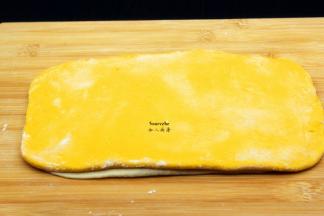 按照步骤6操作南瓜面团，擀成大小厚度与白面团一致；下层放白面皮、上层放南瓜面皮