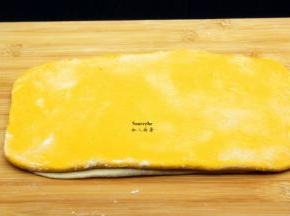 按照步骤6操作南瓜面团，擀成大小厚度与白面团一致；下层放白面皮、上层放南瓜面皮