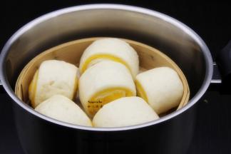 蒸好的馒头趁热取出，即可吃。PS：馒头大小和火大小不同，蒸熟的时间略有不同。