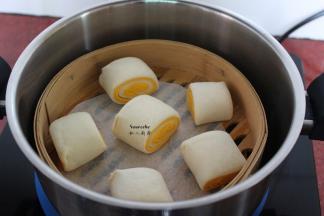 清水煮沸，放入锅中蒸9分钟；PS：火的大小及锅的密封性不同，蒸煮时间略有不同。