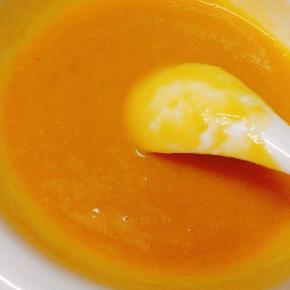 凉了不烫手时倒入芒果泥中，搅拌均匀