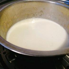 椰浆200克+水100克+糖40克+吉利丁粉20克，放入碗中，隔水加热至糖、吉利丁完全融化