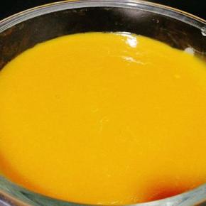 第二层芒果泥，与第一层的椰汁层厚度要差不多