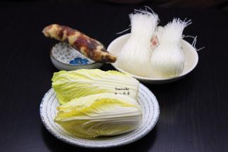 准备食材：粉丝、腊肠、娃娃菜等食材；