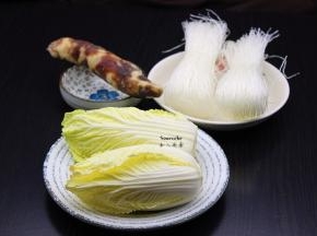 准备食材：粉丝、腊肠、娃娃菜等食材；