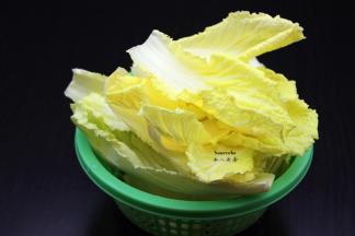 娃娃菜一片一片叶子摘下，洗净，捞出滤干水待用；