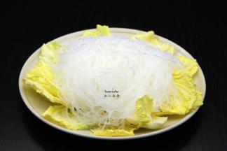 把娃娃菜放入碟子底层，在放粉丝；