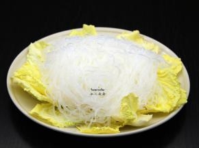 把娃娃菜放入碟子底层，在放粉丝；