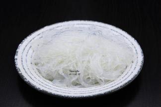 粉丝浸泡捞出，放油、盐、酱油拌均；PS：粉丝想尽快浸泡改为热水。