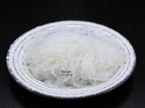 粉丝浸泡捞出，放油、盐、酱油拌均；PS：粉丝想尽快浸泡改为热水。