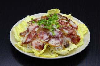 切好的腊肠放入上面，再撒些葱；