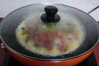 清水煮沸，放入锅中蒸8分钟；