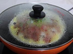 清水煮沸，放入锅中蒸8分钟；