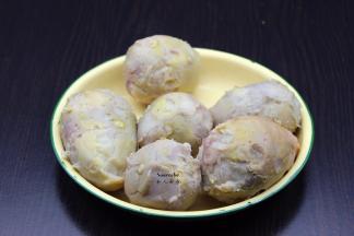 小芋头洗净煮熟，去皮，切块；