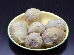 小芋头洗净煮熟，去皮，切块；