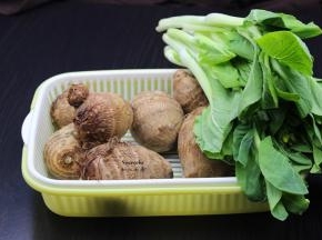 准备食材：新鲜菜心、小芋头、香葱等；