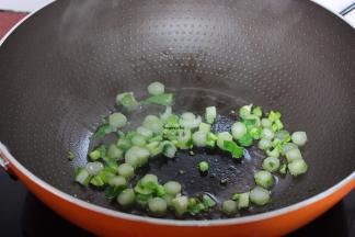 热锅倒油，把菜心梗超六成熟；PS：菜心梗比较难熟先炒一下。