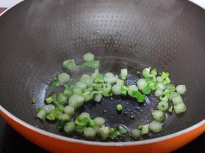 热锅倒油，把菜心梗超六成熟；PS：菜心梗比较难熟先炒一下。
