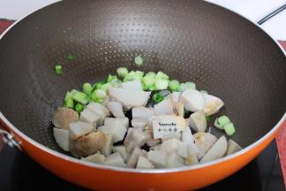 把芋块炒香、压碎成泥；