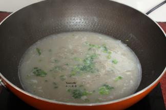 加入沸水、鸡粉，改为小火熬煮成浓汤；