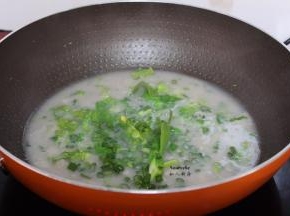 把菜心叶、盐，香葱放入锅中，拌均再次煮沸即可。