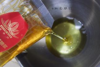 转化糖浆加入枧水搅拌均匀 花生油再搅拌均匀，反正就是要拌匀啦，当然用打蛋器更好，我懒得洗 哈哈