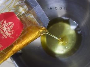 转化糖浆加入枧水搅拌均匀 花生油再搅拌均匀，反正就是要拌匀啦，当然用打蛋器更好，我懒得洗 哈哈