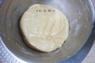 盖保鲜膜至少冷藏3小时，3天内用完，越到后面用月饼皮上色越深