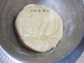 盖保鲜膜至少冷藏3小时，3天内用完，越到后面用月饼皮上色越深
