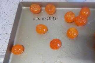 新鲜蛋黄烤箱180度烤5分钟 备用
