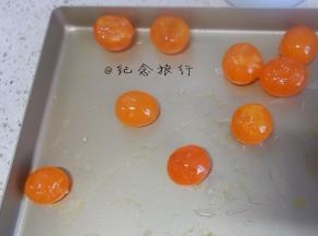 新鲜蛋黄烤箱180度烤5分钟 备用