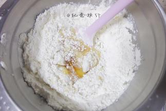 转化糖浆加入枧水搅拌均匀 花生油再搅拌均匀，反正就是要拌匀啦，当然用打蛋器更好，我懒得洗 哈哈