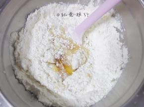 转化糖浆加入枧水搅拌均匀 花生油再搅拌均匀，反正就是要拌匀啦，当然用打蛋器更好，我懒得洗 哈哈