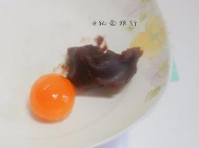 咸蛋黄一粒，再放上馅料加起来是30g，馅料是根据你的需要调整饼皮比例。我今年做了4:6的 皮厚吃起来感觉更好吃，而且又很好包